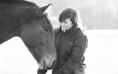 Cyriane Chosset Ostéopathe Animalier - Chevaux Chiens Chats Vaches NAC, Ostéopathe à Perrex