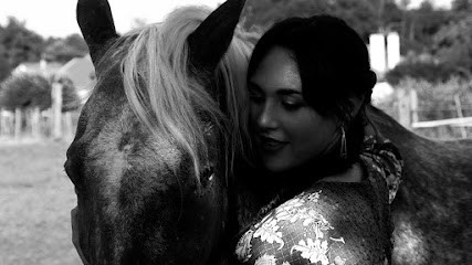 Maud Michaud Ostéopathe Animalier, Ostéopathe à Lusignan