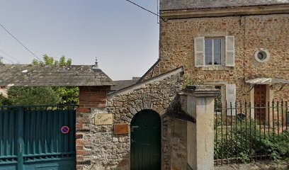 Dziura Clarence, Ostéopathe à Brûlon